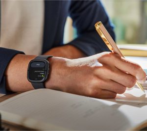 Fitbit Versa 4 vs Fitbit Sense 2 comparação