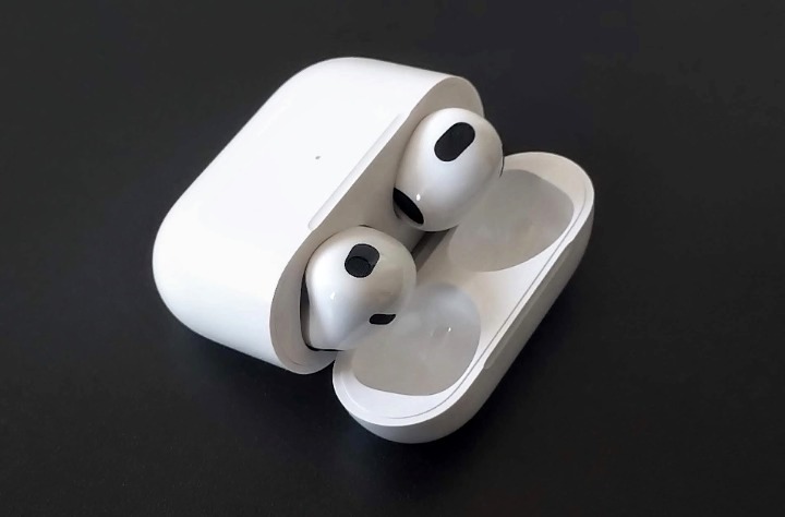 AirPods 4 vs Beats Studio Buds Plus comparação AirPods 4 vs Beats Studio Buds Plus comparação